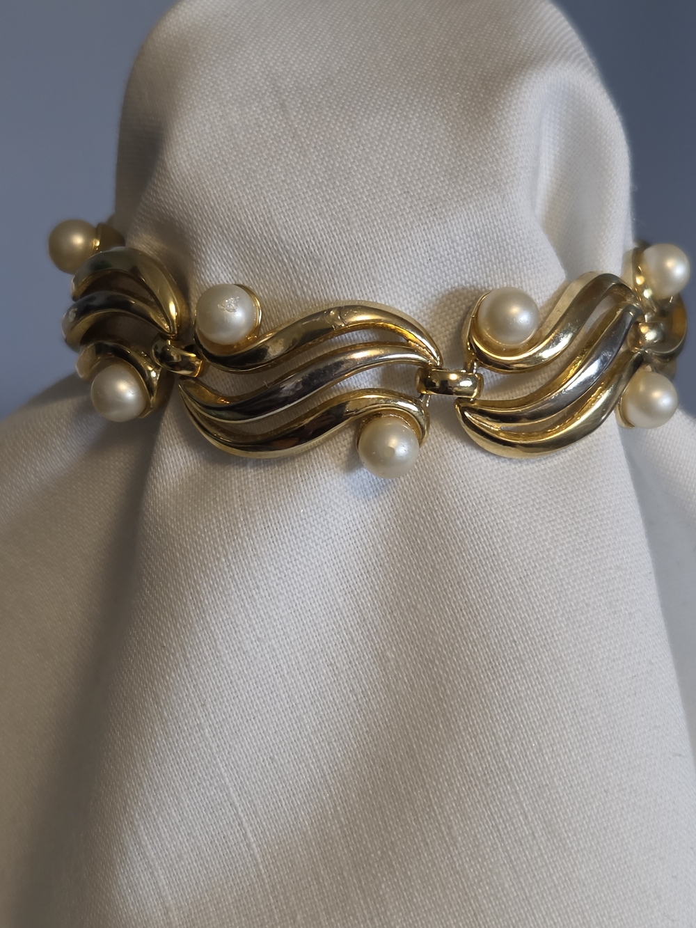 Vtg Crown Trifari 7" Gold-Tone Triple Wave w Faux Pearl Link Bracelet